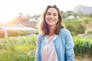 woman smiling after going through the 5 stages of addiction recovery
